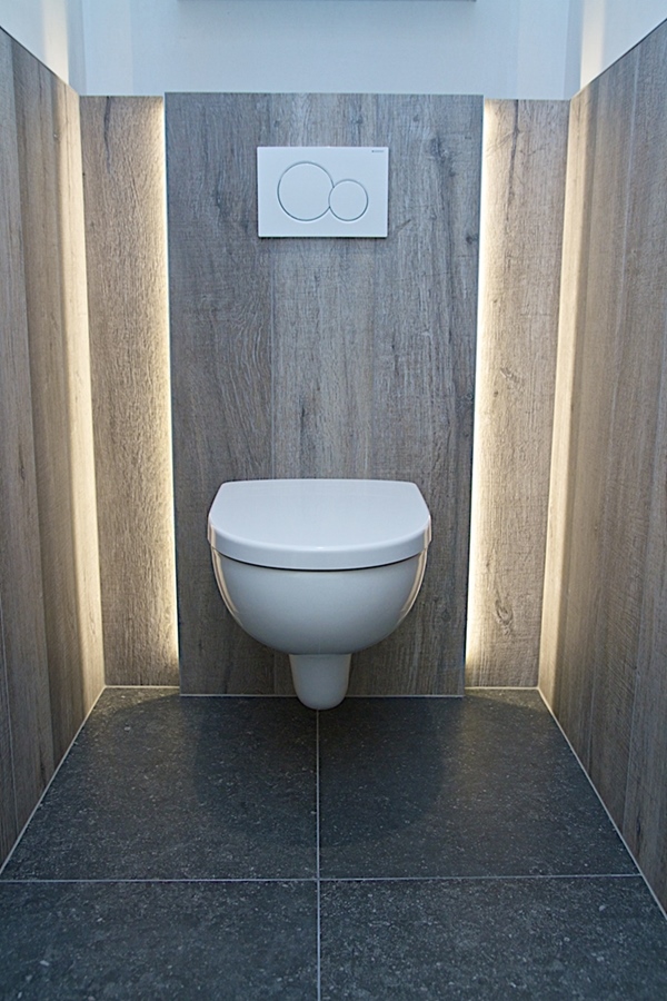 Wandtegels plaatsen in toilet